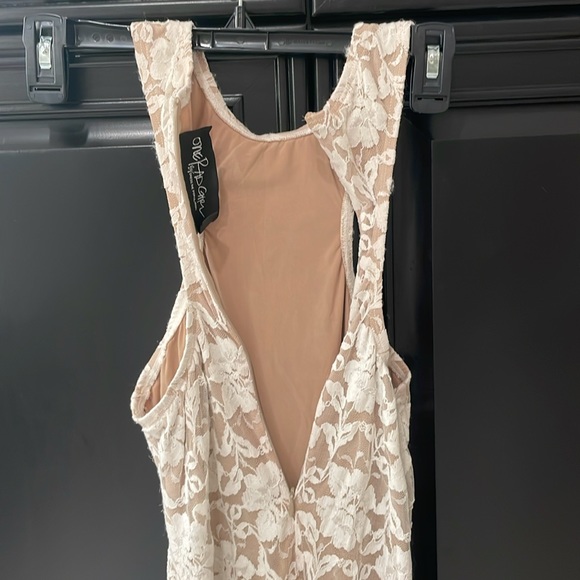 FLORAL MINI DRESS! NUDE COLOR AND WHITE FLORAL! Size: small! Racerback with zip! - Picture 11 of 12